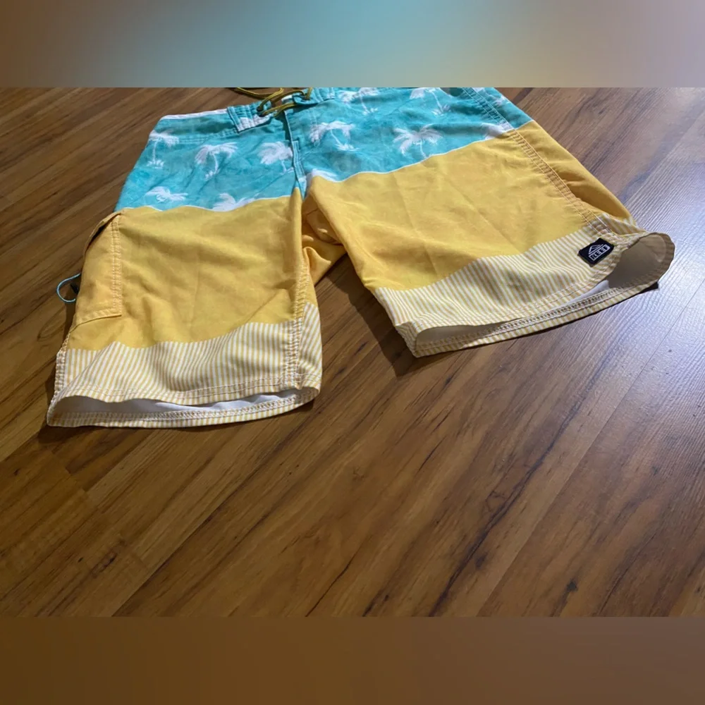 Reef Men's Palm Tree Printed Surfing Boardshorts/Swim Trunks Size Medium